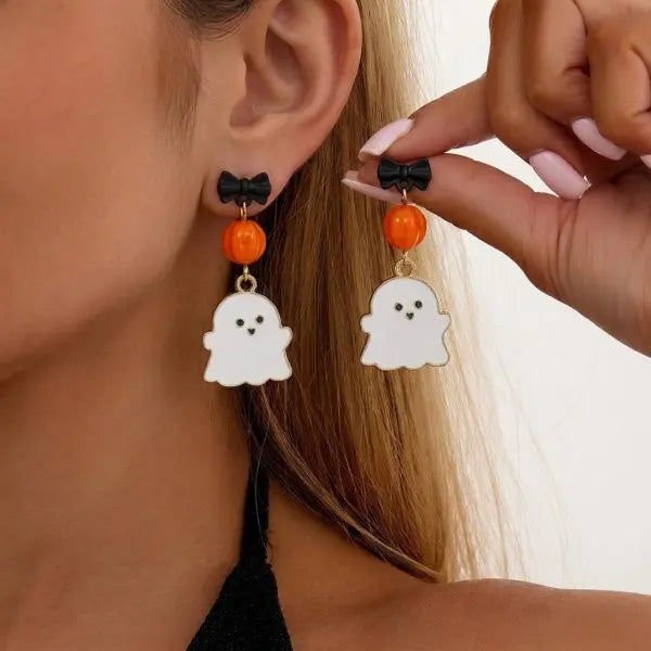Funny Prank Flies Stud Earrings For Women Realistic Simulation Insect Small Fly Earrin close-up view