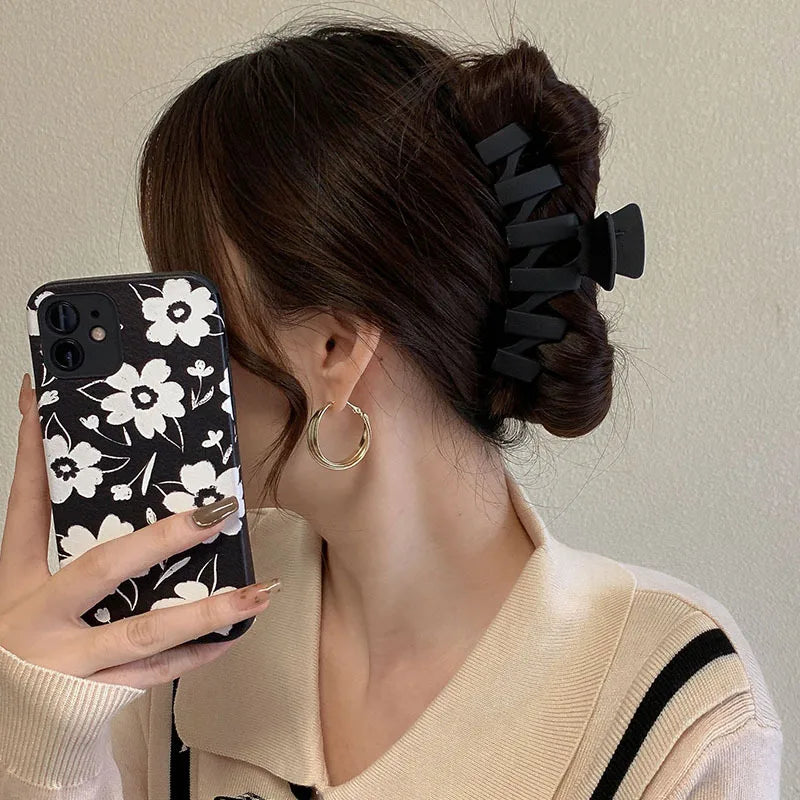 Women Elegant Black Geometric Plastic Hair Claw Lady Sweet Long Hair Holder Toothed Hair detail view
