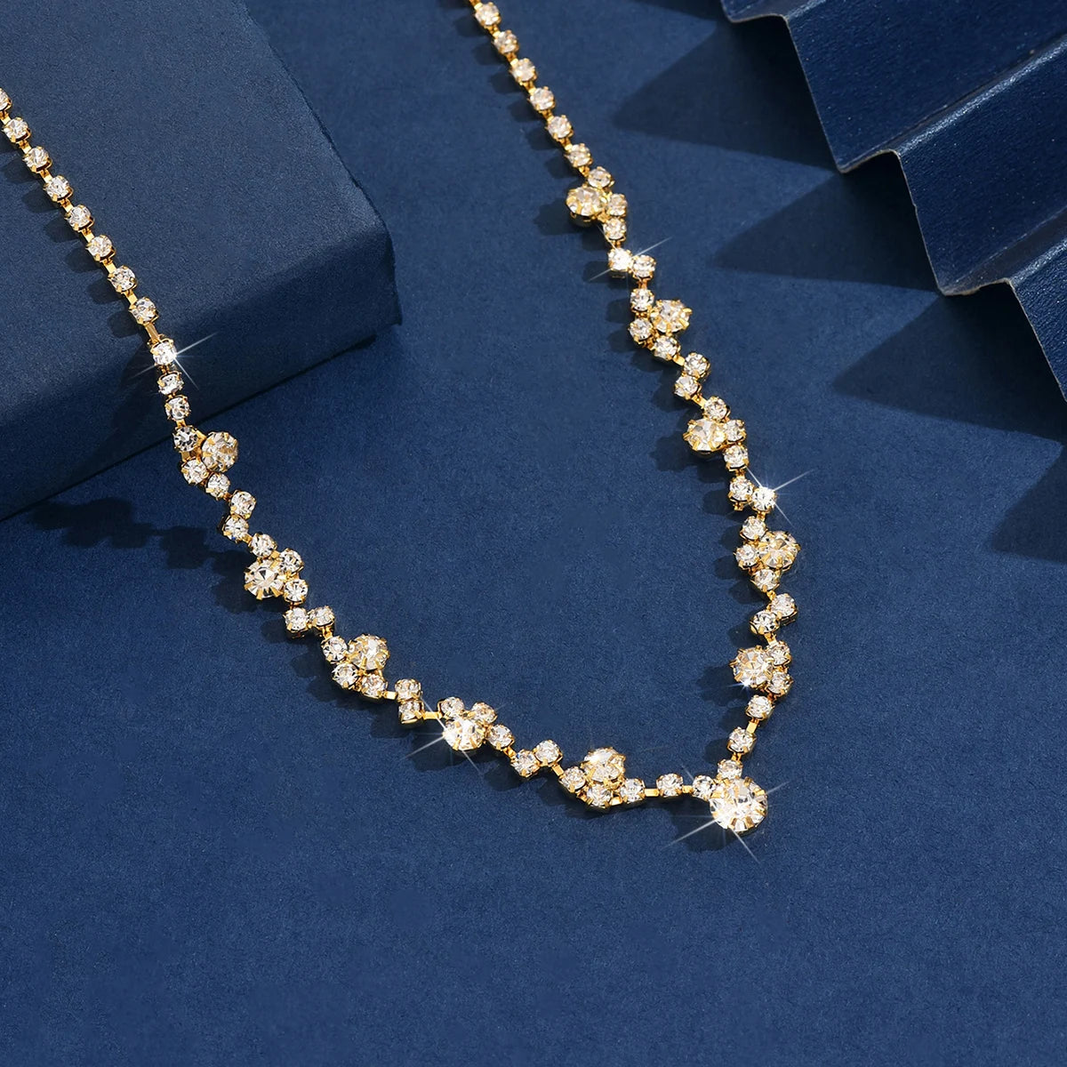 Simple and exquisite full diamond necklace jewelry hot selling necklace full diamond c close-up view