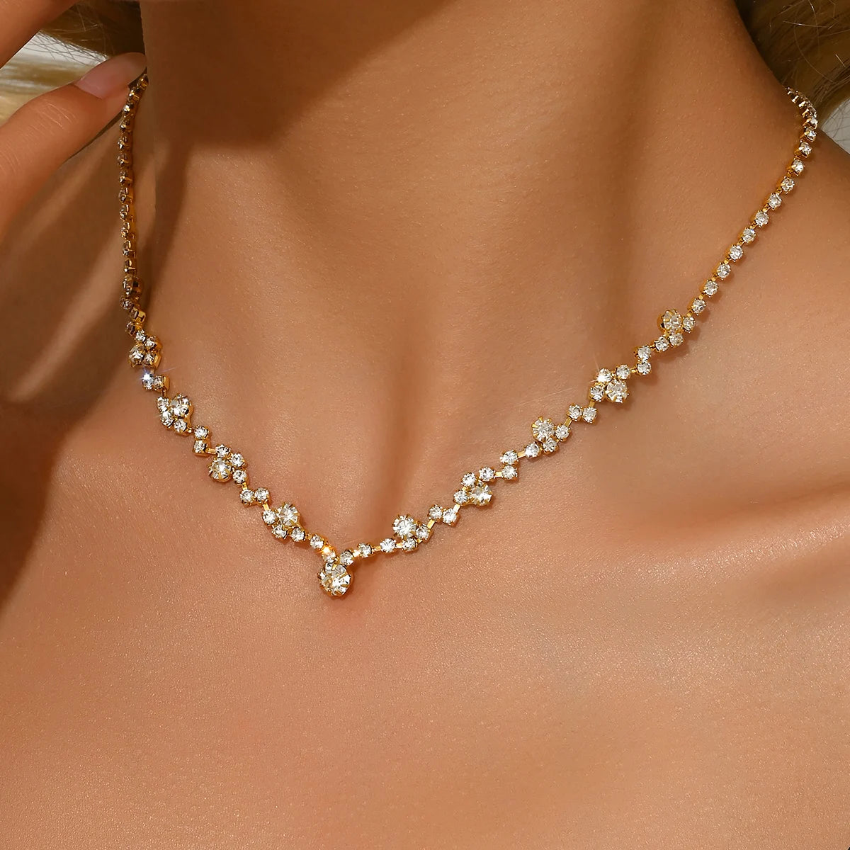 Simple and exquisite full diamond necklace jewelry hot selling necklace full diamond lifestyle view