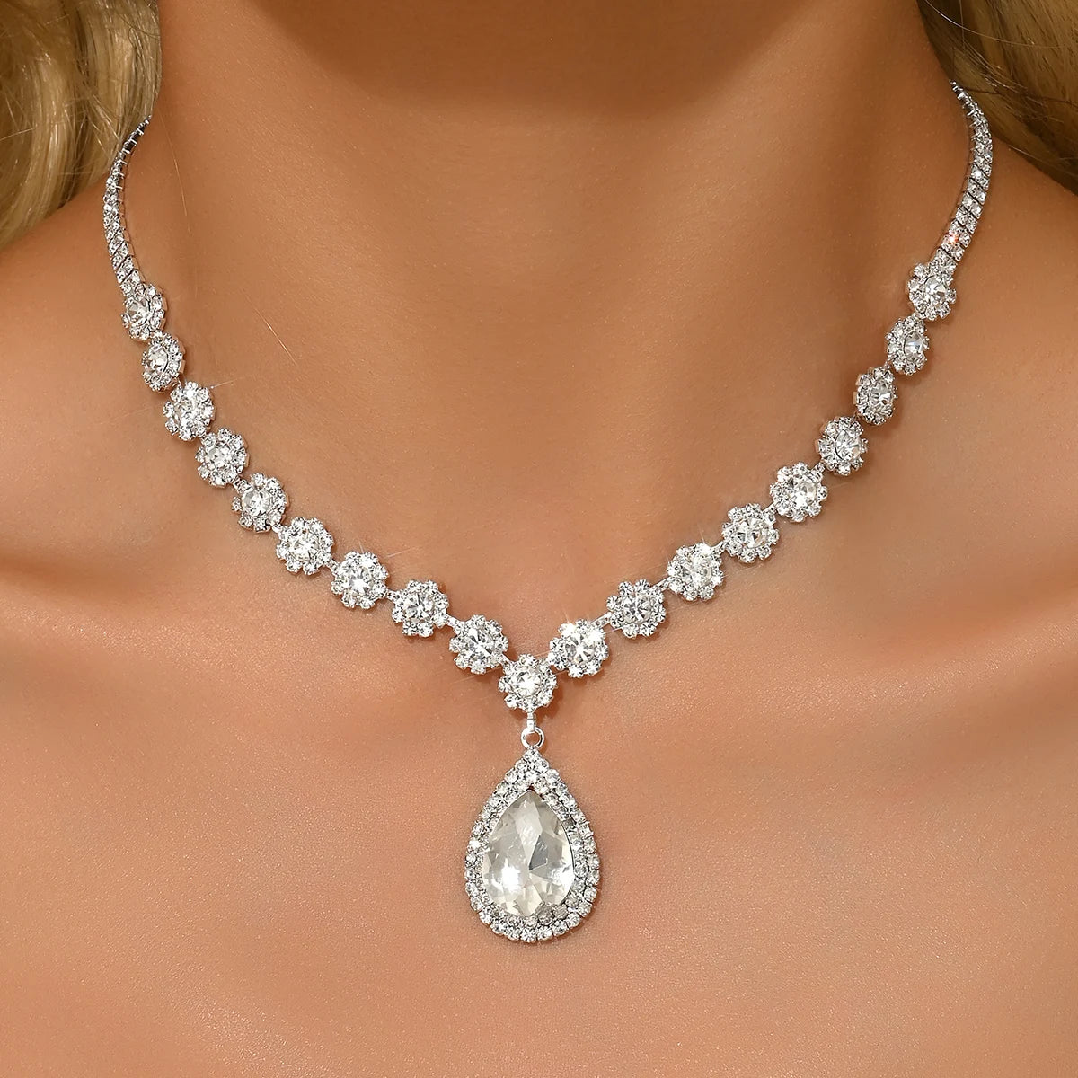 1PC Women's Fashion Waterdrop Flower Design Necklace Jewelry Suitable for Date, Party alternate view