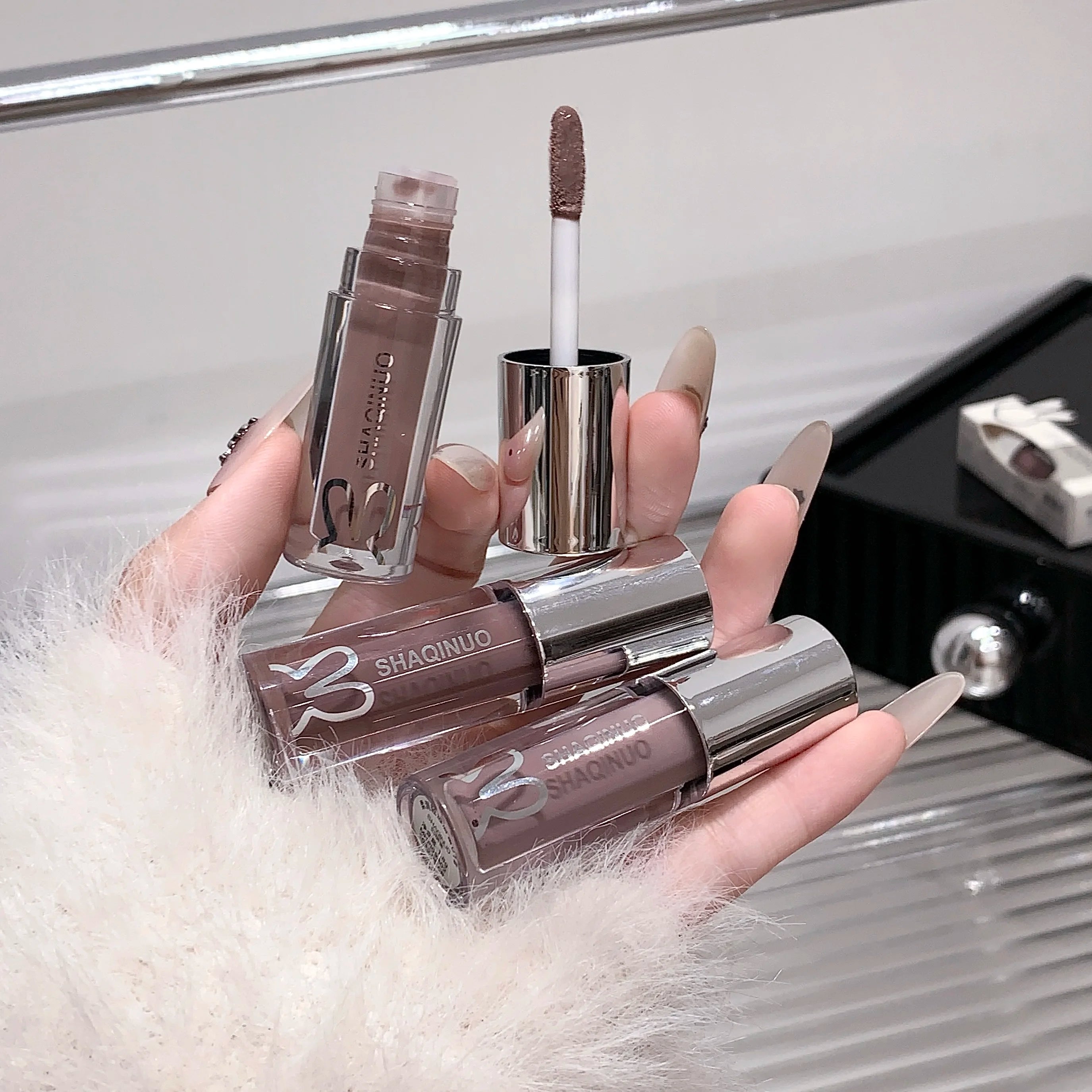 SHAQINUO Water Light Mirror Lip Gloss | Long-Lasting Moisturizing Lip Oil with Pearles close-up view