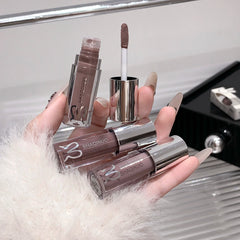 SHAQINUO Water Light Mirror Lip Gloss | Long-Lasting Moisturizing Lip Oil with Pearles close-up view