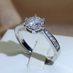 New Fashion Jewelry Zircon Round Wedding Rings For Women Girl 925 Stamp Six-claw Full close-up view