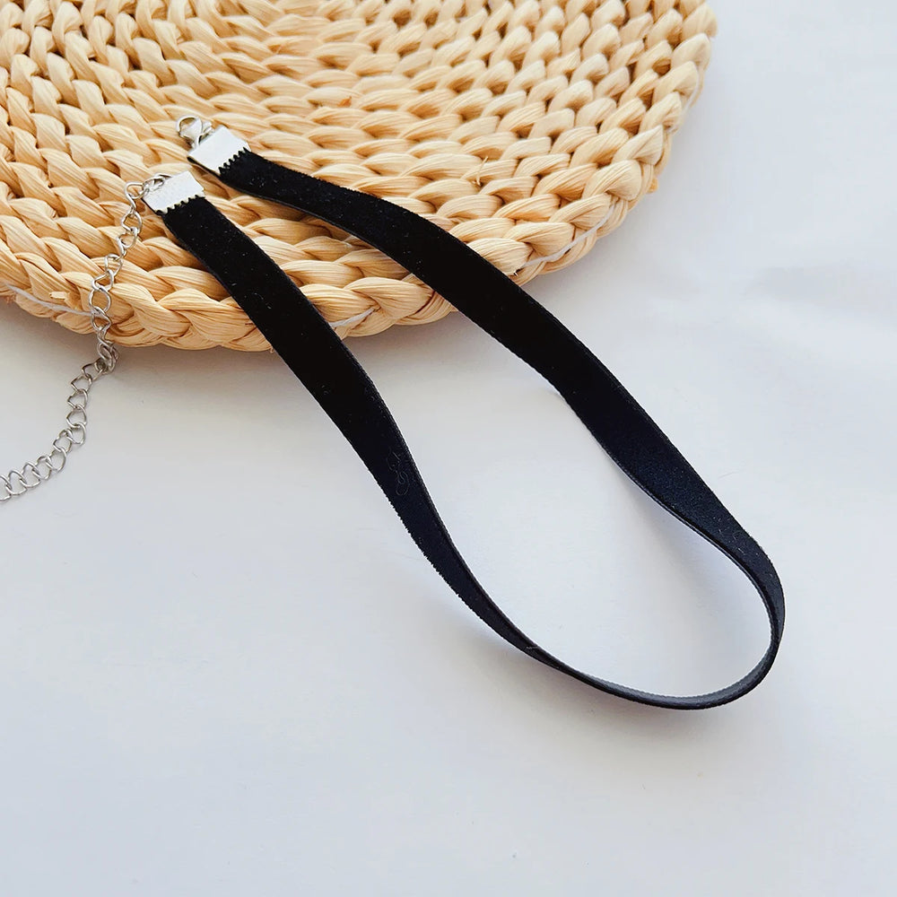 Simple Vintage Black Velvet Strap Choker Neckband Choker Neckband Choker Neckband Shor close-up view