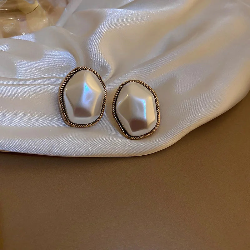 Fashion Irregular Pearl Stud Earrings Female 2025 Trendy Retro Gold Color Simulated P lifestyle view