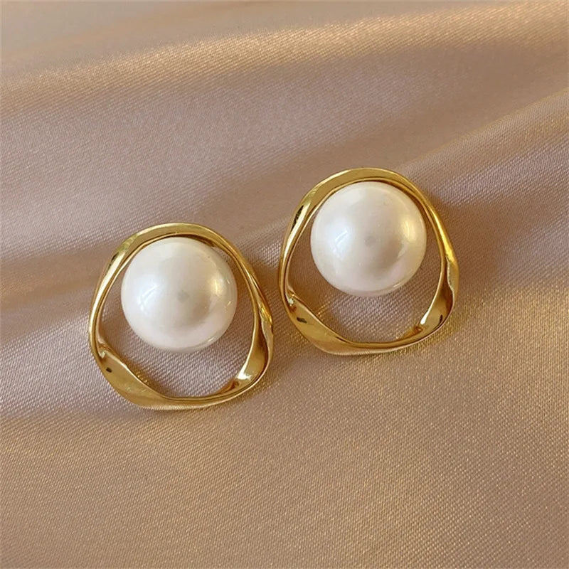 Fashion Irregular Pearl Stud Earrings Female 2025 Trendy Retro Gold Color Simulated Pe close-up view