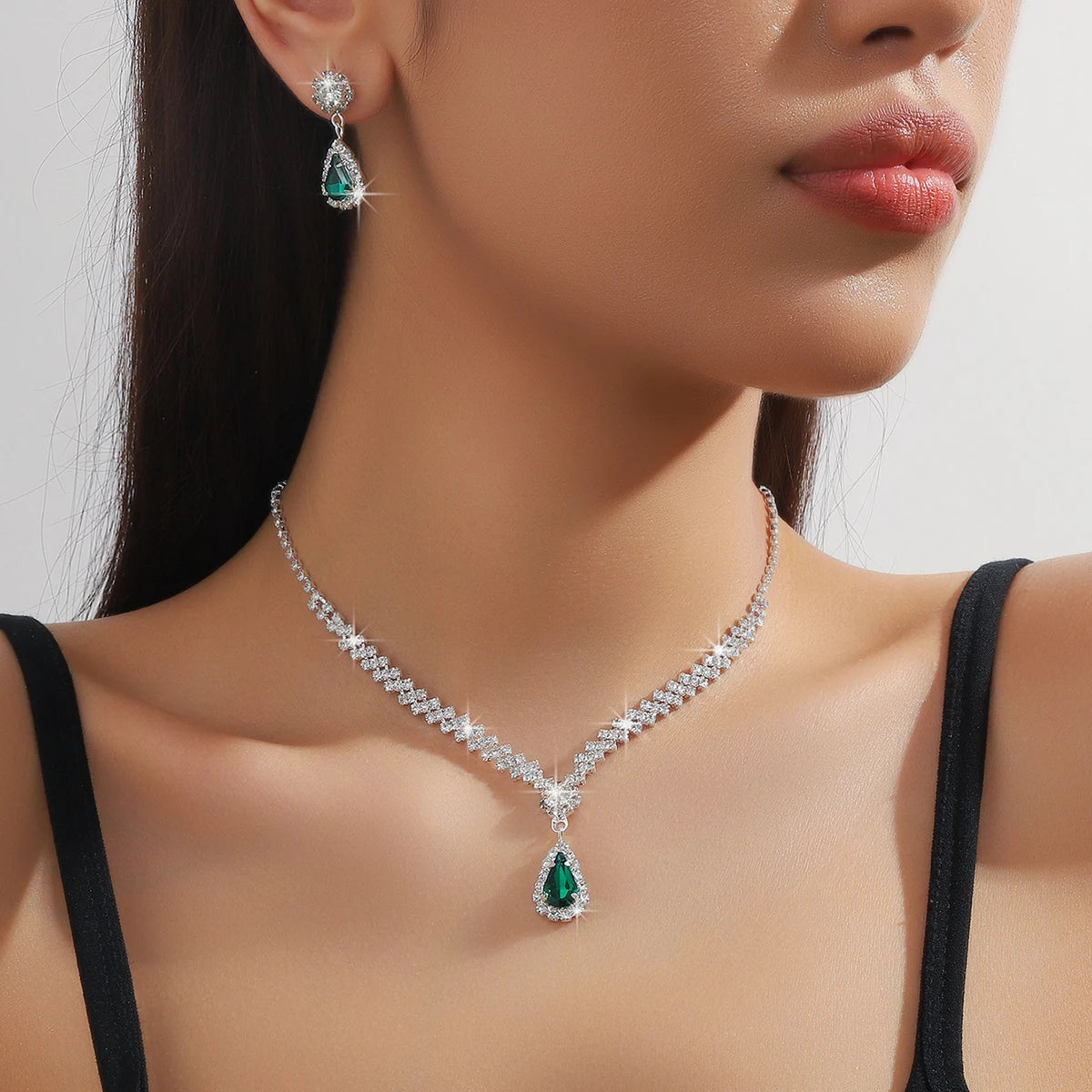 3 Pieces Of Fashionable Women's Water Drop Necklaces And Earrings Set For Wedding Seas close-up view