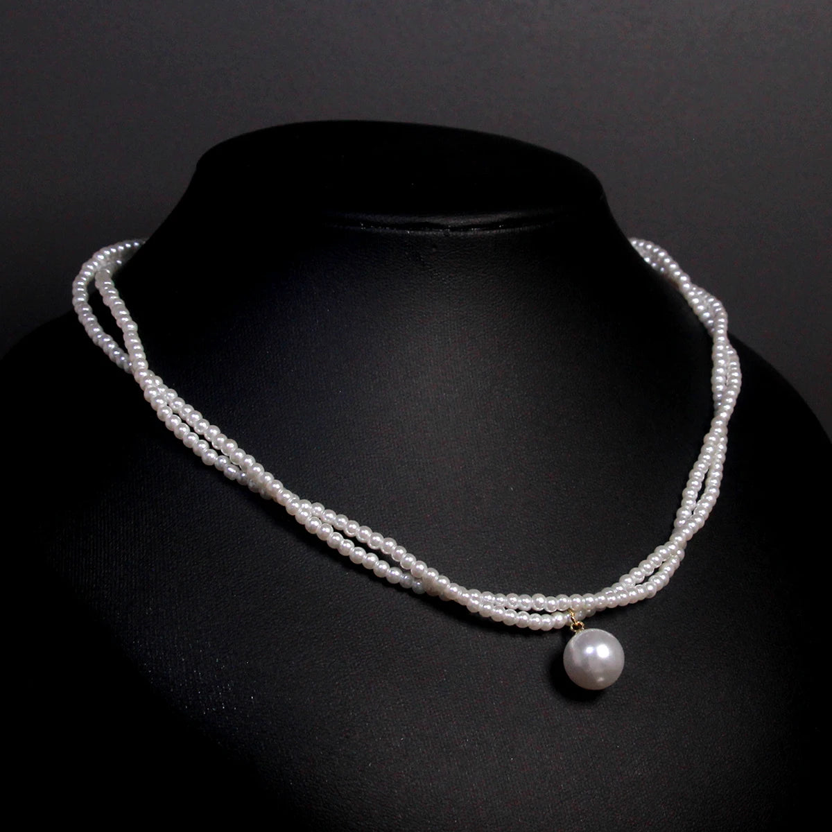 New Women's Fashion Pearl Necklace French Vintage Pearl Necklace Double Lock Bone Cha lifestyle view