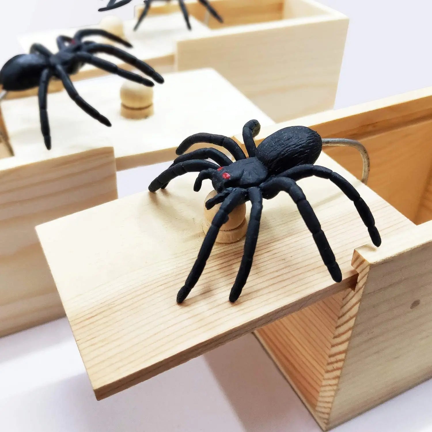 Wooden Spider Prank Box – Surprise Insect Joke - Onlytenbucks.com